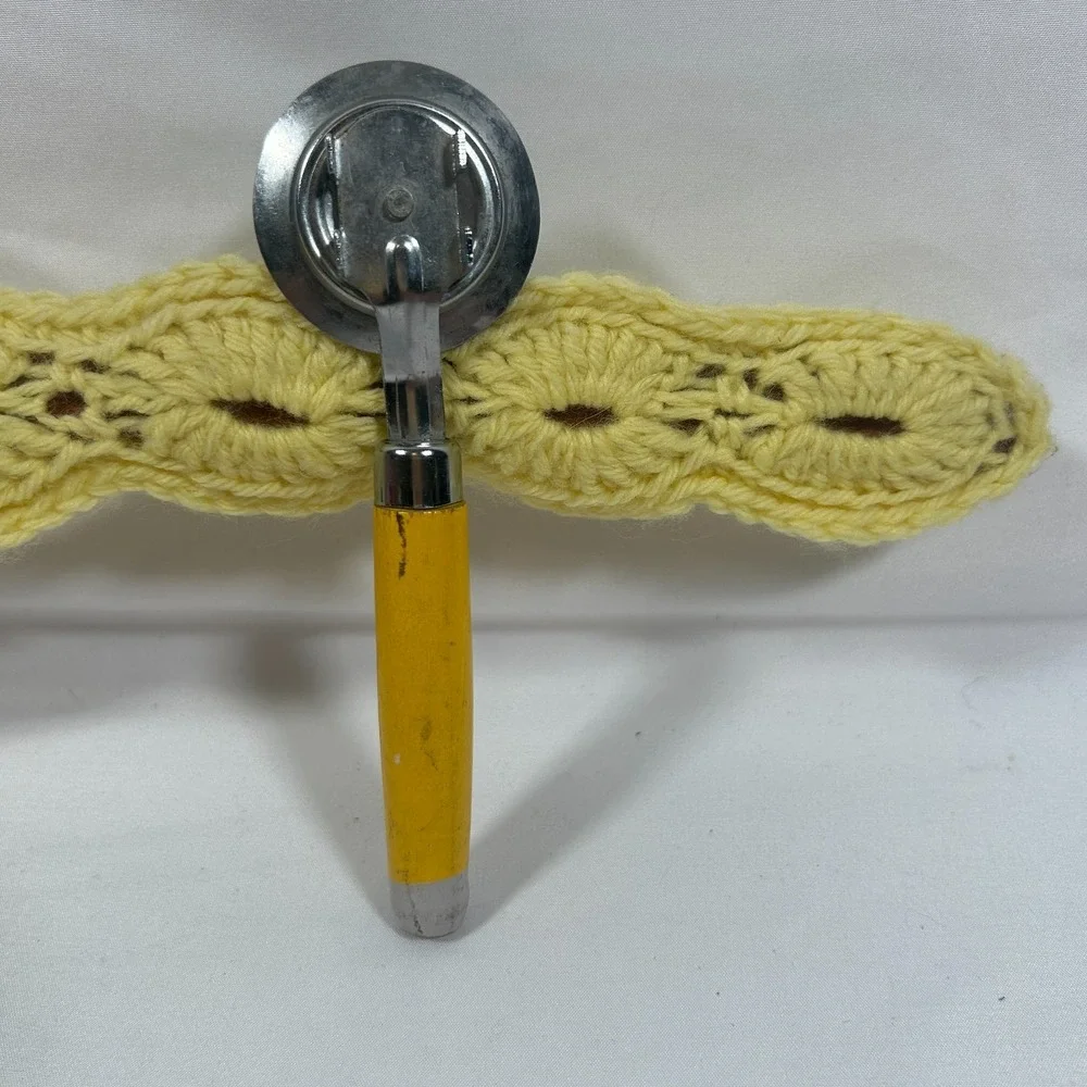 Vintage‎ Pastry Wheel Pie Crimper Crust Pasta Yellow Wood Handle Baking Grandma